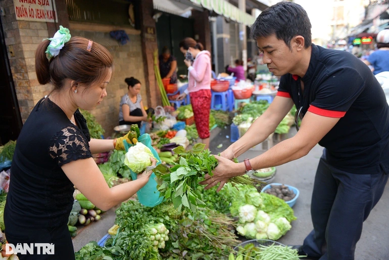 10.000 đồng mua được 2-3 cọng rau tại các chợ ở TPHCM - 2