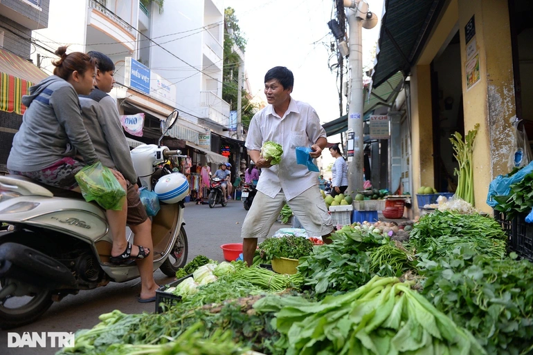 10.000 đồng mua được 2-3 cọng rau tại các chợ ở TPHCM - 1